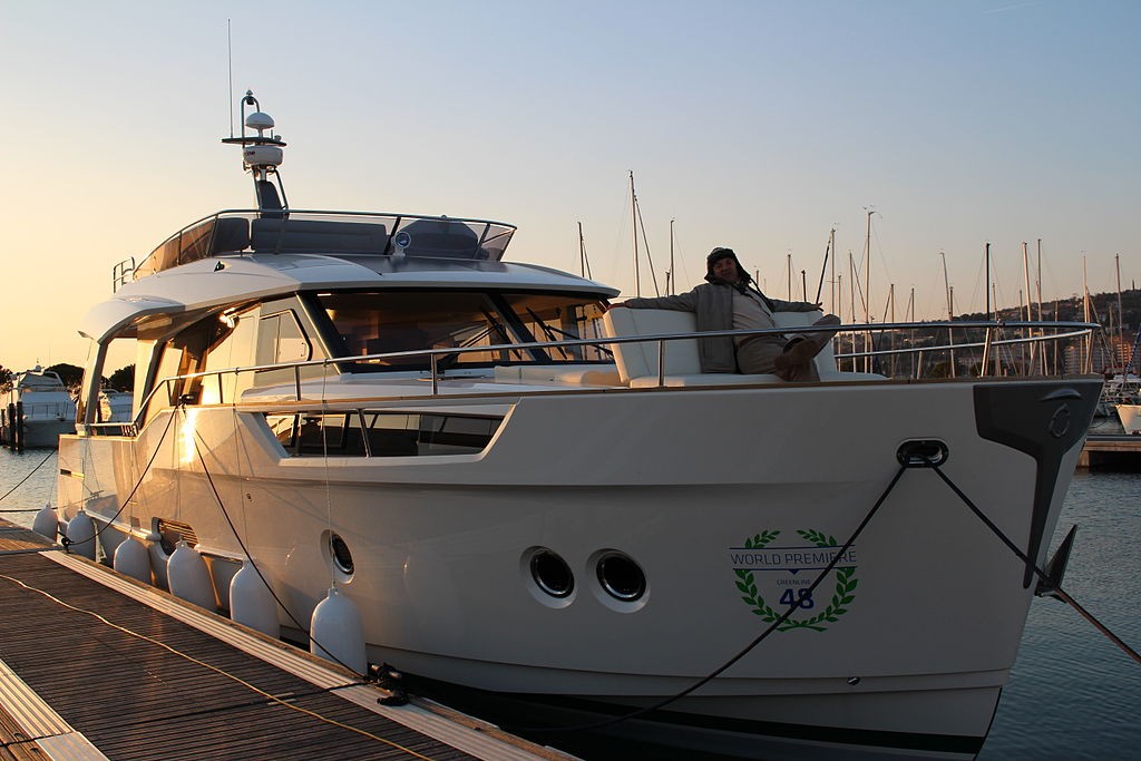 Greenline Hybrid 48 image credit: Andy Kamy CC-BY-SA-3.0