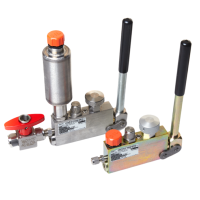2 compact hydraulic hand pumps side by side